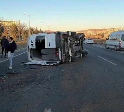 Elazığ G&uuml;ney &Ccedil;evre Yolu&rsquo;nda Kırmızı Işık İhlali Kazası: 2 Yaralı