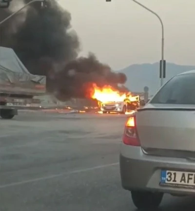 Osmaniye’de Işıklı Kavşakta Otomobil Alev Aldı