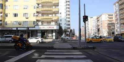 Diyarbakır’da Yaya Geçidi Korkusu: Vatandaş Kırmızı Işıkta Bile Tedirgin