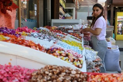 Diyarbakır'da Tarihi &Ccedil;arşılar Reng&acirc;renk Tezg&acirc;hlarla Doldu