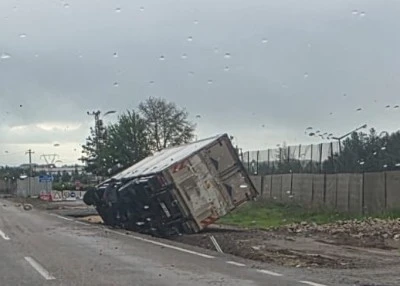Diyarbakır-Silvan Yolunda TIR Yan Yattı