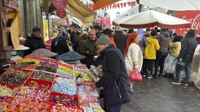 Diyarbakır Sur&rsquo;da Bayram Tezg&acirc;hlarını Yağmur Vurdu