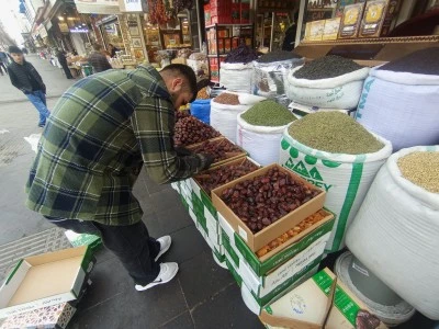 Diyarbakır&rsquo;da hurma tezg&acirc;hlarda yerini aldı