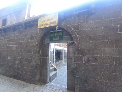 Sur&rsquo;daki Hacı B&uuml;zr&uuml;k Camii Tarihe Işık Tutuyor