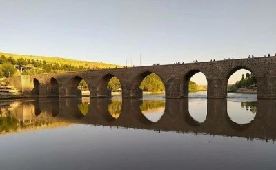 On G&ouml;zl&uuml; K&ouml;pr&uuml;&rsquo;n&uuml;n Bilinmeyen Hik&acirc;yeleri