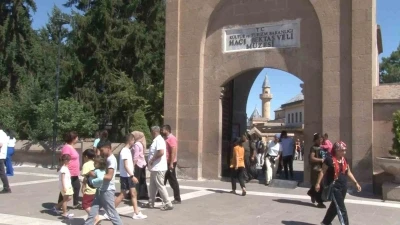 Hacı Bektaş Veli T&uuml;rbesi&rsquo;ne ziyaret&ccedil;i akını