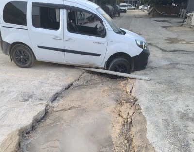 Hafif ticari araç çöken yolda kaldı