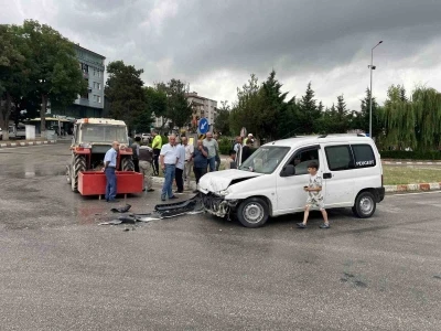 Hafif ticari ara&ccedil; ile trakt&ouml;r &ccedil;arpıştı