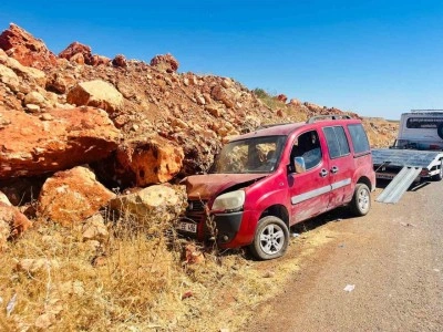 Hafif ticari araç şarampole çarptı