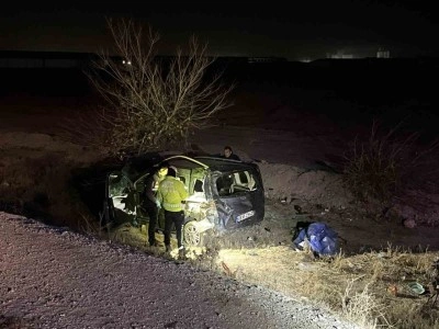 Hafif ticari ara&ccedil; şarampole devrildi: 1 &ouml;l&uuml;, 3 yaralı