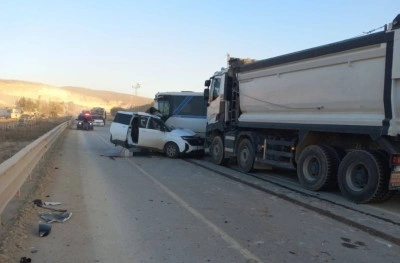 Hafif ticari ara&ccedil;la minib&uuml;s &ccedil;arpıştı: 1 &ouml;l&uuml;