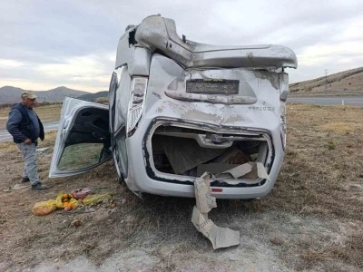 Hafif ticari ara&ccedil;ların &ccedil;arpıştığı kaza 7 kişi yaralandı