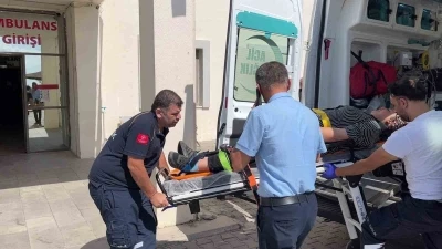 Hafriyat kamyonu ile otomobil &ccedil;arpıştı: 3 yaralı