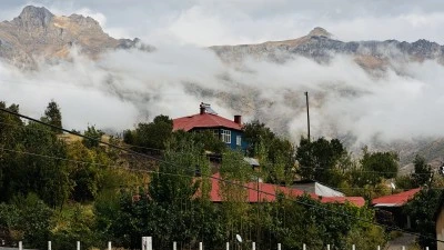 Hakkari Aktütün’de Kış ve Sonbahar Renklerinin Büyüleyici Buluşması