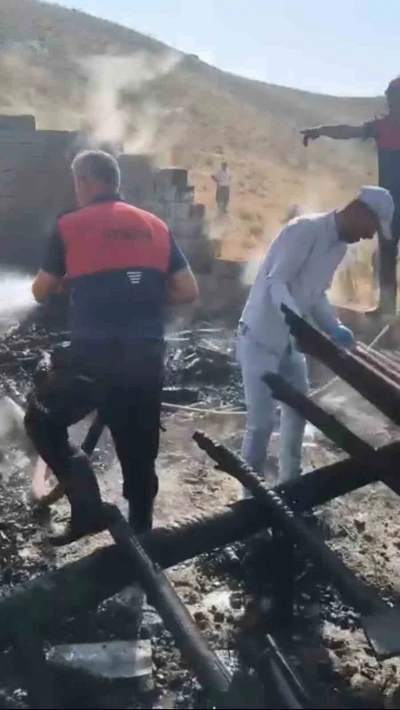 Hakkari&rsquo;de &ccedil;ıkan yangında bir ev kullanılamaz hale geldi