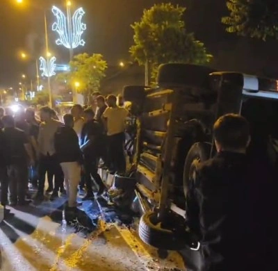 Hakkari’de kontrolden çıkan hafif ticari araç yan yattı: 1 yaralı