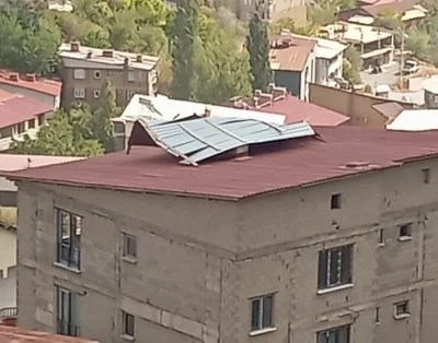 Hakkari'de Şiddetli Rüzgar Çatılara Zarar Verdi