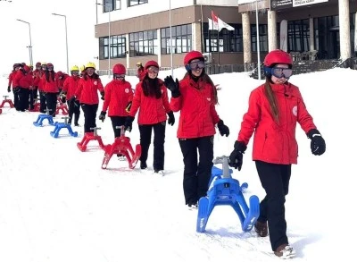Hakkari’de Temel Kayak Eğitimleri Başladı: Mersin ve Şanlıurfa’dan Kampçılar Katılıyor