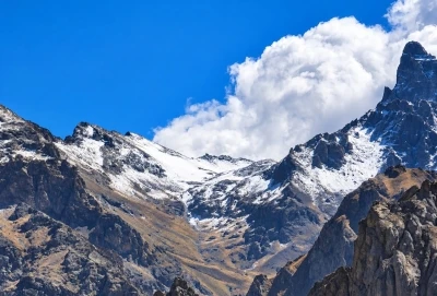 Hakkari&rsquo;de y&uuml;ksek kesimler beyaza b&uuml;r&uuml;nd&uuml;