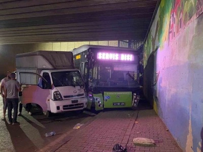 Halk otobüsü kamyonete çarptı: 2 yaralı