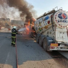 Harç yüklü kamyonda yangın çıktı