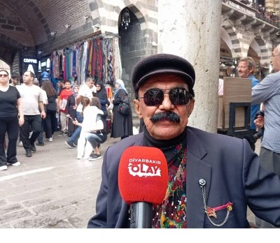 Hasanpaşa Hanı’nda Gelenekten Geleceğe: 68 Yaşındaki Kamil Elçi Turistlerin İlgi Odağı