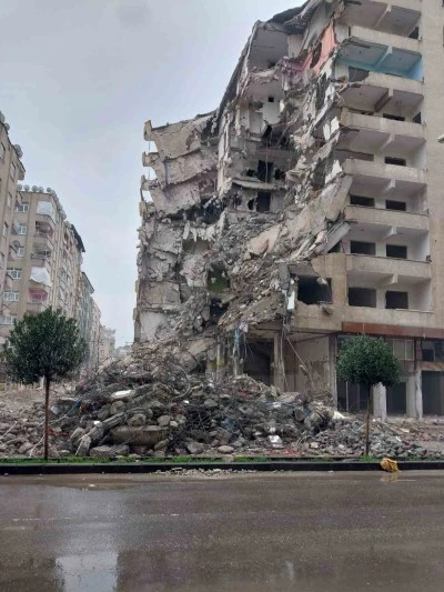Hasarlı Apartman Mahalle Sakinlerini Tedirgin Ediyor