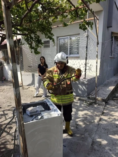 Hassa ve Erzin&rsquo;de yerleşim alanlarına giren yılanları itfaiye yakaladı