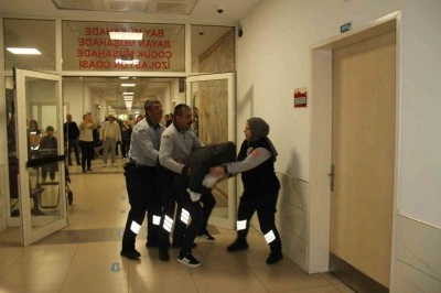 Hastane acilindeki tatbikat ger&ccedil;eğini aratmadı: Hasta ve yakınları usta oyunculara taş &ccedil;ıkardı