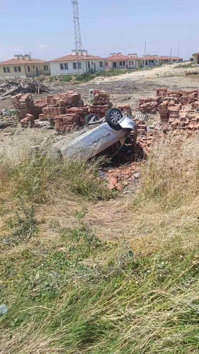 Motosiklete &ccedil;arpan otomobil takla attı: 1 &ouml;l&uuml;, 1 yaralı