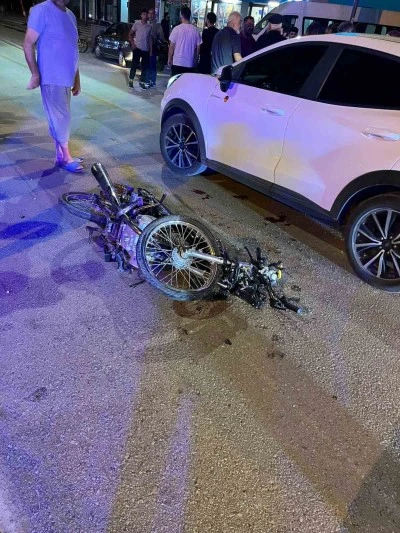 Hatay’da otomobille çarpışan motosiklet hurdaya döndü: 1’i ağır 2 yaralı