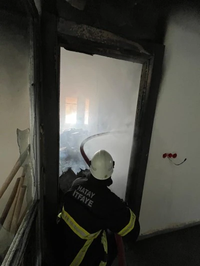 Hatay Samandağ’da Depo Yangını: Kullanılamaz Hale Geldi