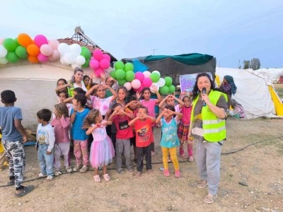 Hayırseverler çadır kentte kalan çocukları sevindirdi
