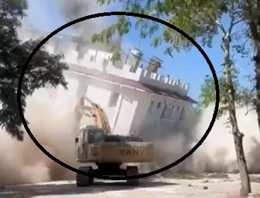 Hazro’da Deprem İzleri Bırakan Bina Tarihe Karıştı