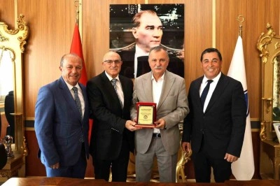 Hemşehri Derneklerinden Başkan Balaban&rsquo;a anlamlı plaket