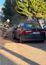 Hilvan’da park halindeki otomobil alev aldı