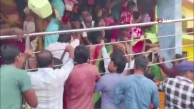 Hindistan'da tapınakta izdiham: 12 &ouml;l&uuml;