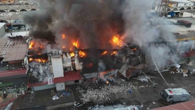 Hırdavat d&uuml;kkanında &ccedil;ıkan yangını s&ouml;nd&uuml;rme &ccedil;alışmaları devam ediyor: Yangın, havadan g&ouml;r&uuml;nt&uuml;lendi