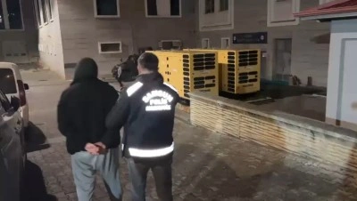 Hırsızlık suçundan 10 yıl hapis cezasıyla aranan şahıs uyuşturucuyla yakalandı