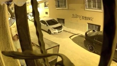 Hırsızlık yapmaya kalkıştı, alarmın çalmasıyla böyle kaçtı