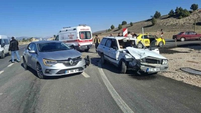 Hisarcık&rsquo;ta iki otomobil &ccedil;arpıştı, 1 yaralı