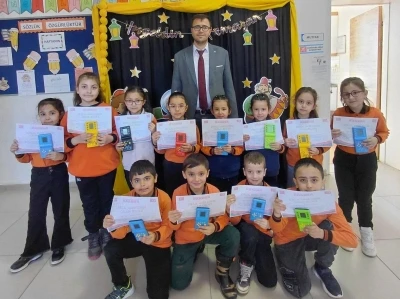 İstiklal Marşı&rsquo;nı hatasız ve ezbere okuyan &ouml;ğrenciler &ouml;d&uuml;llendirildi