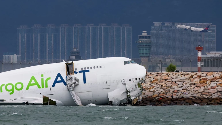 Hong Kong'a iniş yapan uçak pistten çıkarak denize sürüklendi: 2 can kaybı