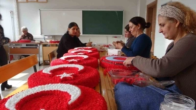 Kadınlar yapay çiçeklerle Türk Bayrağı üretiyor