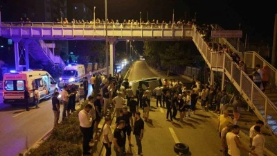 Hurdaya dönen araçtan 3 genç sağ çıkarıldı