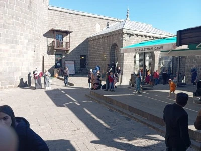 Hz. S&uuml;leyman Camii&rsquo;de akan suya yoğun ilgi