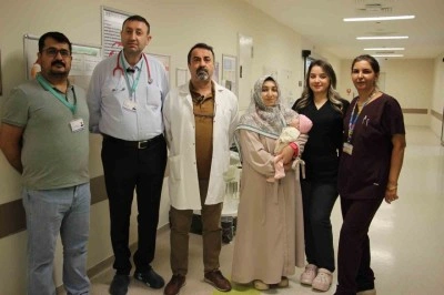 İ&ccedil; organları g&ouml;ğ&uuml;s boşluğuna dolan bebek, başarılı ameliyatla hayata tutundu