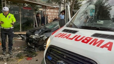 İftar saati otomobil otobüs durağına daldı: 2’si ağır 6 yaralı
