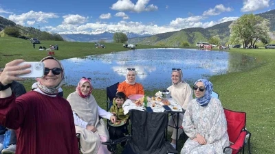 İki ay sonra kuruyacak g&ouml;l i&ccedil;in kilometrelerce yol geldiler
