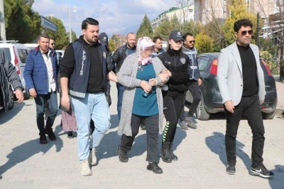 İki kadın komşularını 3 bilezik için öldürmüş